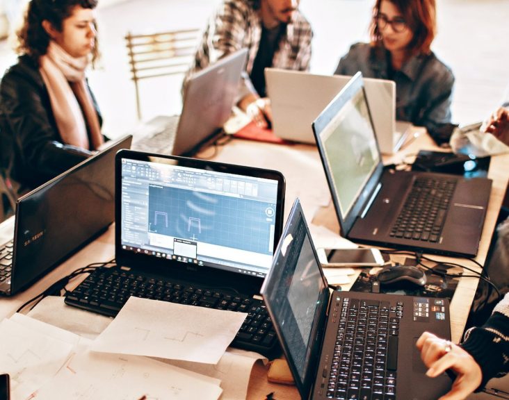 Estudientes en un bootcamp de codigo